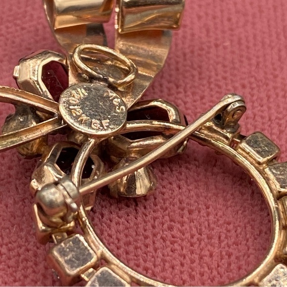 Vintage 1950s Signed M&S 12k G.F. Gold Bow Wreath Brooch with Sparkly Red Crysta - Picture 6 of 11
